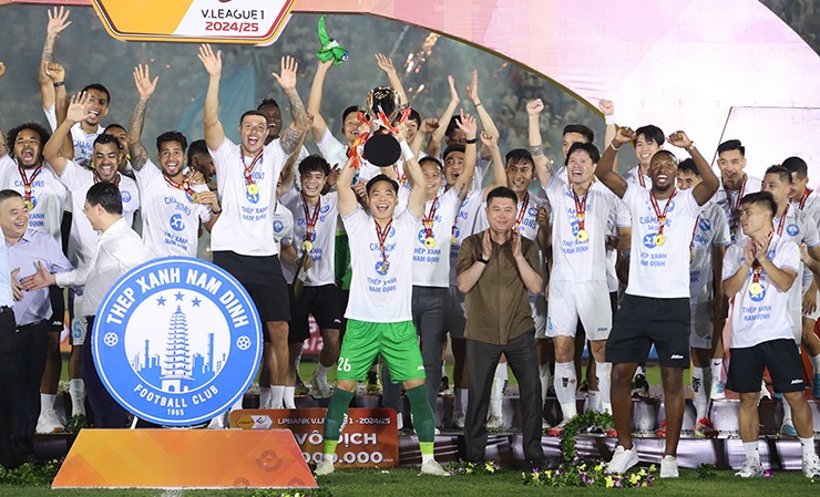 Sau trận thắng 1-0 trước Hồng Lĩnh Hà Tĩnh chiều 22/6, CLB Thép Xanh Nam Định chính thức nhận cúp vô địch V-League với lễ trao giải hoành tráng, trước sự chứng kiến của hơn 26.000 cổ động viên có mặt trên sân vận động Thiên Trường.