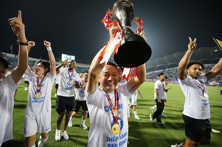 Chiến tích vô địch V-League hai lần liên tiếp của bóng đá Nam Định có dấu ấn không nhỏ của HLV Vũ Hồng Việt. 