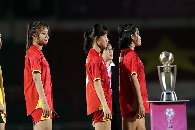 Hồng Yêu ngẩn ngơ nhìn chiếc cúp vô địch U19 nữ Đông Nam Á. 