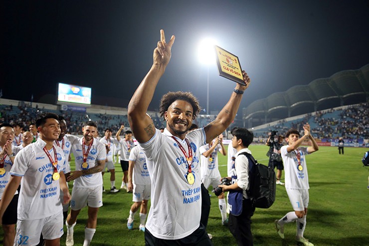 Chỉ ra sân thi đấu 7 trận ở V-League mùa này, nhưng Xuân Son vẫn là cầu thủ ghi nhiều bàn thắng nhất cho đội bóng thành Nam tại đấu trường cao nhất của bóng đá Việt Nam với 7 pha lập công.