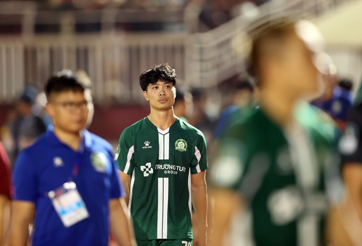 Công Phượng không giấu nổi nỗi buồn sau khi Bình Phước bại trận 0-2 trước Đà Nẵng và không thể lên chơi V-League mùa sau