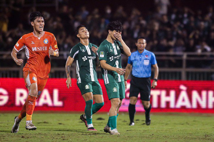 Công Phượng thất bại trên chấm phạt đền ở trận play-off V-League
