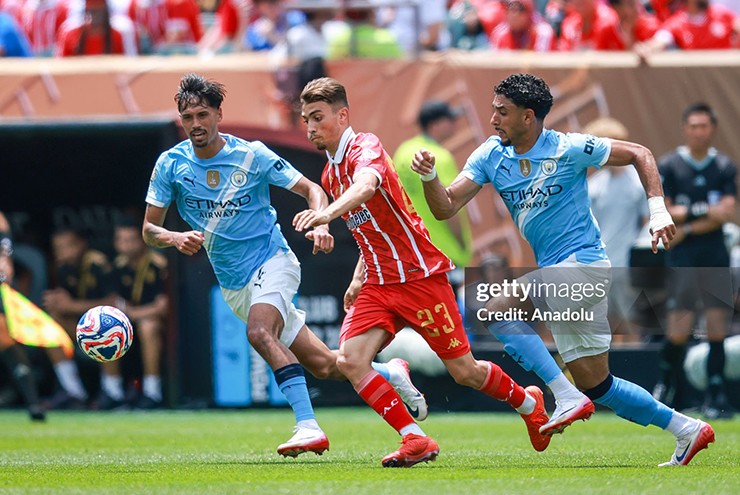 Reijnders (trái) có màn ra mắt khá ổn trong màu áo Man City