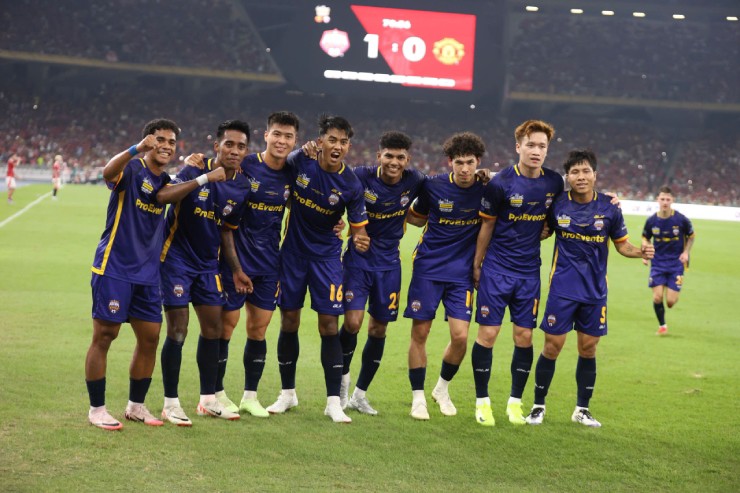 Trước MU thi đấu có phần "giữ chân", các ngôi sao Đông Nam Á chơi đầy nỗ lực, khiến "Gã khổng lồ" bóng đá Anh nhiều phen nín thở.