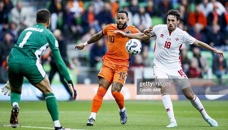 Depay (áo cam) thi đấu nổi bật