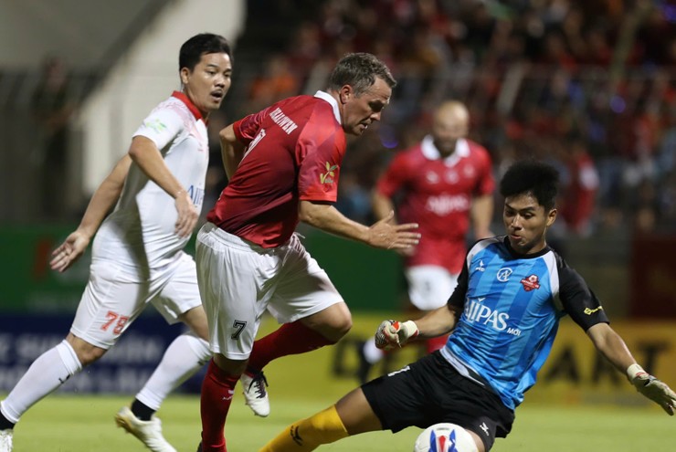 Kết quả bóng đá Việt Nam All Stars - Huyền thoại MU: Michael Owen rực sáng, "đại tiệc" 6 bàn - 5