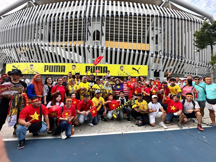 Các CĐV Việt Nam và Malaysia đã dành cho nhau những cử chỉ thân thiện, trước trận đấu có ảnh hưởng lớn tới tấm vé tham dự Asian Cup 2027.