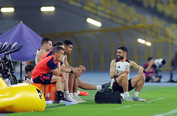 Nụ cười cũng đã trở lại với tiền vệ Bruno Fernandes trước buổi tập của MU tại Malaysia.