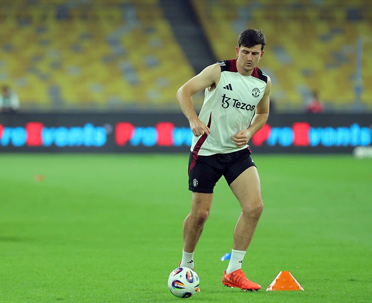 Trung vệ Harry Maguire tập trung cao độ cùng đồng đội tập luyện ở Bukit Jalil.