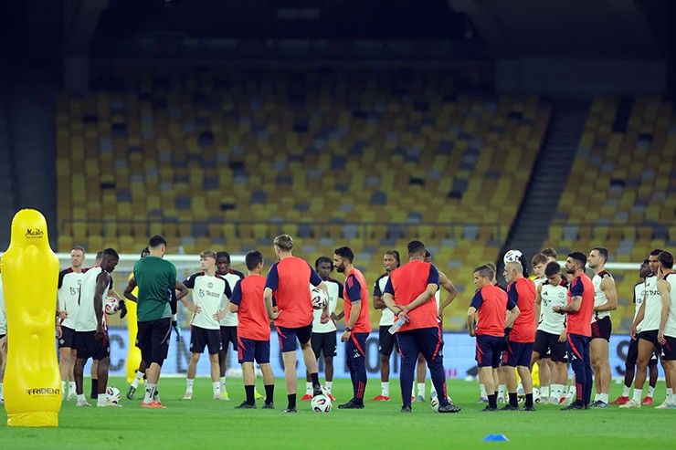 Tối ngày 27/5, CLB Manchester United đã có buổi tập duy nhất làm quen sân vận động Bukit Jalil (Kuala Lumpur) để chuẩn bị cho cuộc đối đầu với ASEAN All-Stars (đội tuyển các ngôi sao Đông Nam Á) lúc 19h45 ngày 28/5.