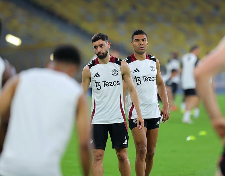 Bruno Fernandes cùng đồng đội bước vào các bài tập khởi động, chuẩn bị nghiêm túc cho cuộc đối đầu với đội tuyển các ngôi sao Đông Nam Á do HLV Kim Sang Sik dẫn dắt.