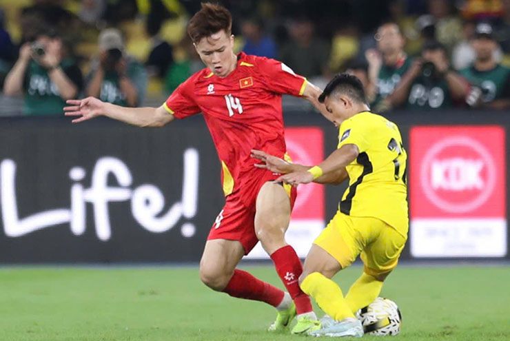 Hoàng Đức trở nên vô hại khi gặp một dàn tiền vệ Malaysia ngoại nhập