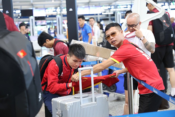 Dù vậy, tiền vệ này và đồng đội vẫn nhiệt tình ký tặng người hâm mộ