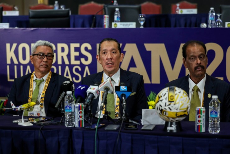 Chủ tịch Liên đoàn bóng đá Malaysia (FAM) Datuk Joehari Mohd Ayob (ngồi giữa)