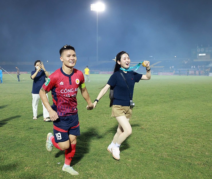Quang Hải phấn khích ăn mừng ngôi vô địch Cúp Quốc gia với bà xã xinh đẹp Chu Thanh Huyền.