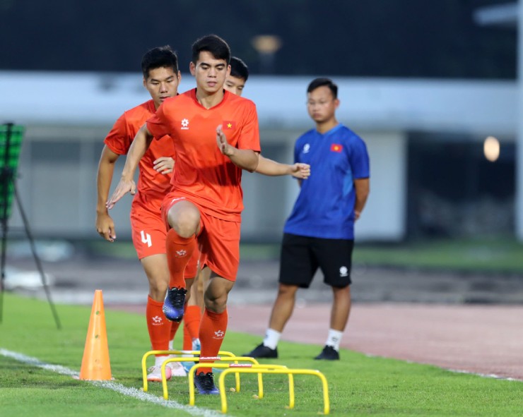 Trong khi U23 Việt Nam có lực lượng mạnh nhất chuẩn bị cho trận chung kết, U23 Indonesia vẫn đang theo dõi sát sao tình hình chấn thương của tiền đạo nhập tịch Jens Raven cùng 2 cầu thủ khác ở hàng tiền vệ