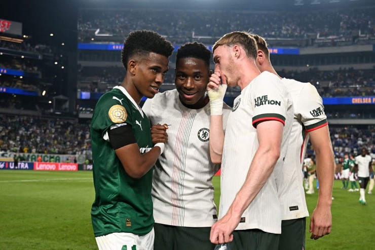 Estevao hào hứng trao đổi với các cầu thủ Chelsea sau khi trận đấu kết thúc