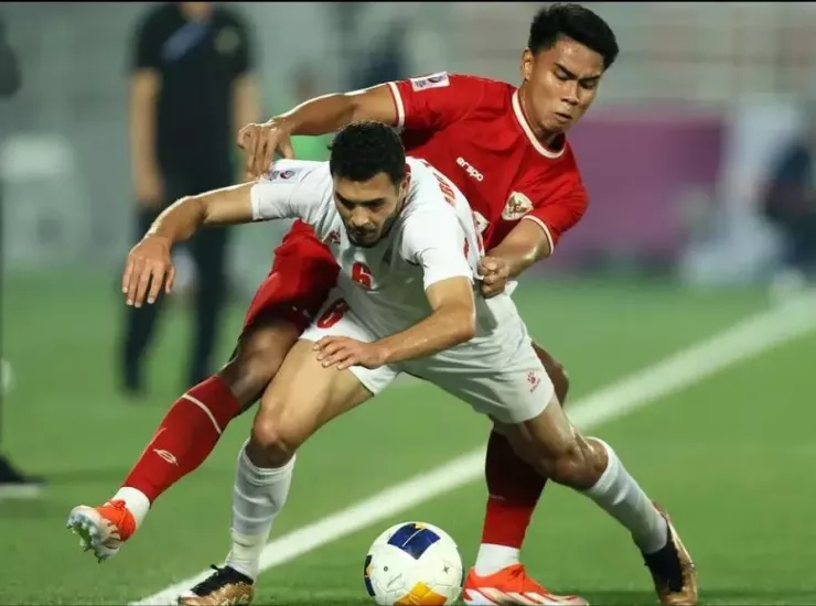 Muhamad Ferrari (đỏ) từng khoác áo đội tuyển quốc gia nay đá U-23. Ảnh: Bola