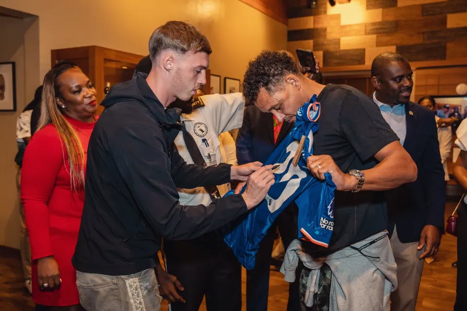 Palmer ký tặng áo đấu cho Chelsea với các fan