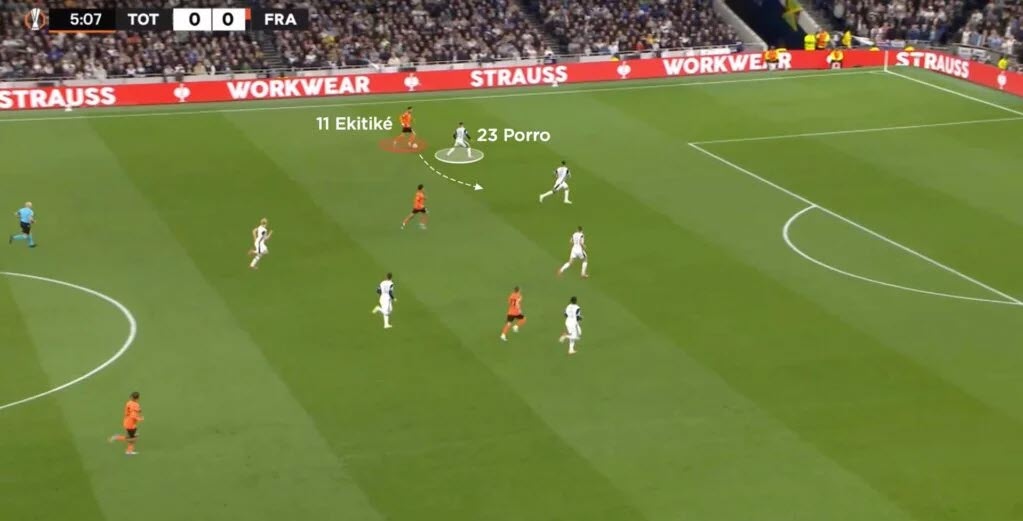 Ekitike vượt qua Pedro Porro trước khi ghi bàn vào lưới Tottenham