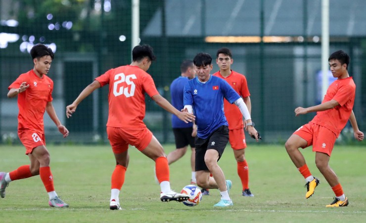 Được biết, một số thành viên ban huấn luyện U23 Việt Nam đi theo dõi trận đấu giữa U23 Indonesia và U23 Malaysia ở bảng A, để “do thám” đối thủ của “Những chiến binh sao vàng” ở vòng bán kết.
