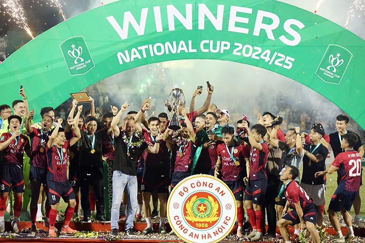 Trong khi đó, CLB Công an Hà Nội nâng cao cúp vô địch Cúp Quốc gia 2024/25, sau khi giành ngôi Á quân giải các CLB Đông Nam Á và đứng thứ ba ở V-League mùa giải này.