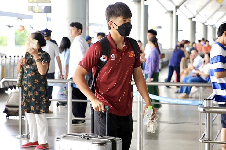 Theo kế hoạch, chuyến bay đưa U23 Việt Nam đi Indonesia đã cất cánh từ sân bay Tân Sơn Nhất lúc 9h55. Dự kiến, đầu giờ chiều ngày 14/7 thầy trò HLV Kim Sang Sik sẽ có mặt ở Jakarta, Indonesia.