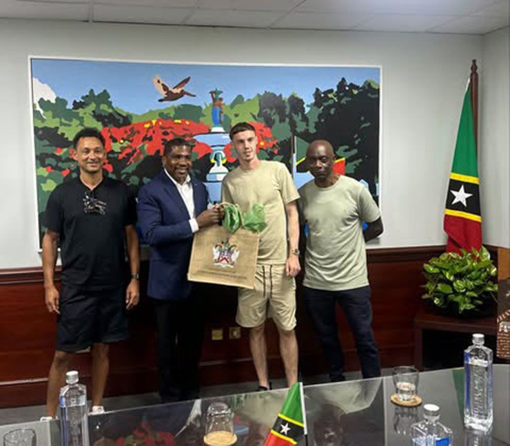 Thủ tướng Terrence Drew trao kỷ niệm chương cho Palmer