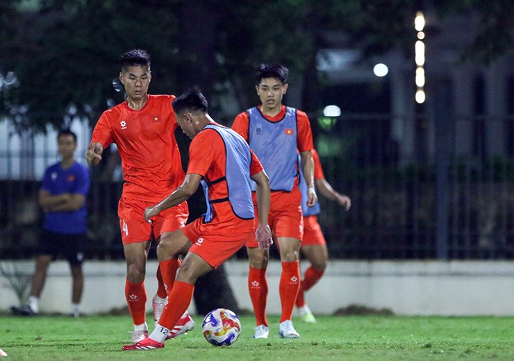 Các cầu thủ U23 Việt Nam chỉ tập nhẹ trong buổi đầu ở Indonesia.