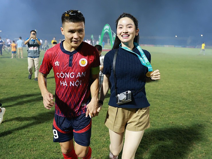 Nụ cười hạnh phúc của người đẹp Chu Thanh Huyền bên ông xã Quang Hải.