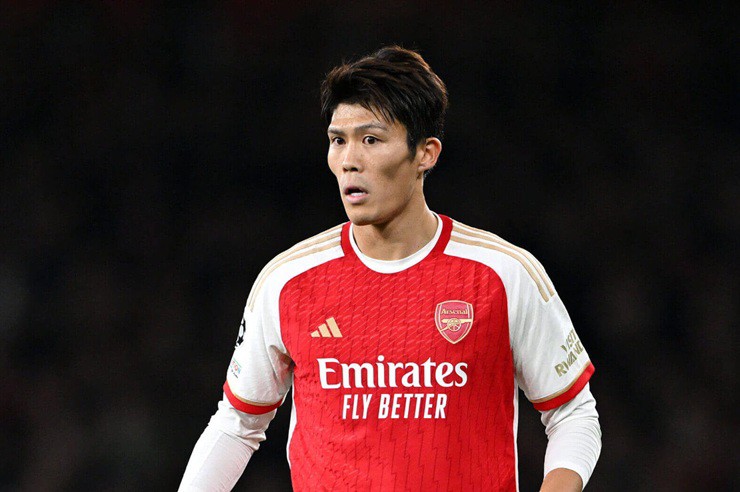 Arsenal chấm dứt hợp đồng với Tomiyasu