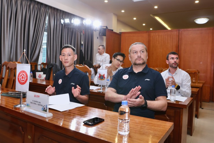 Thể Công Viettel của HLV Popov (bên phải) sẽ chạm trán nhà đương kim vô địch Cúp Quốc gia Công an Hà Nội ở vòng 1 V-League 2025/26, dự kiến diễn ra vào 15/8