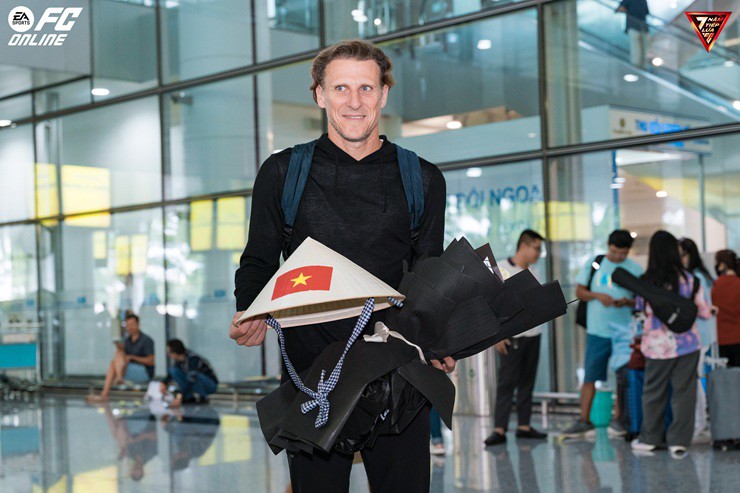 Forlan&nbsp;xuất hiện ở Hà Nội từ sáng 20/7 (Ảnh theo&nbsp;FC Online)