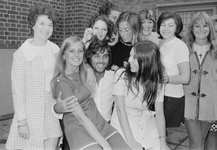 George Best là hiện thân của sự quyến rũ, luôn thích vây quanh bởi những bóng hồng