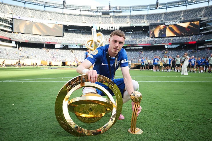 Cole Palmer tỏa sáng rực rỡ trước PSG