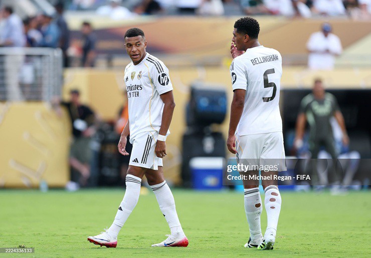 Mbappe&nbsp;đã trải qua cơn ác mộng khi gặp lại đội bóng cũ