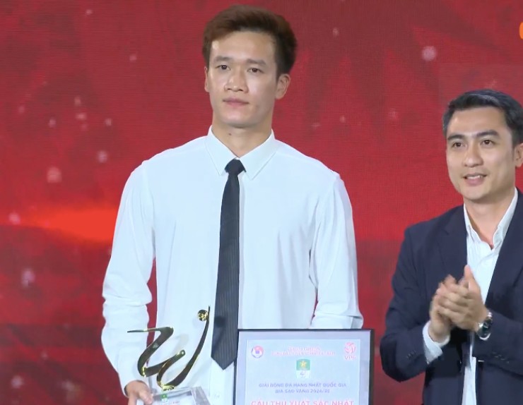 Hoàng Đức nhận “cú đúp” danh hiệu cá nhân: Cầu thủ xuất sắc nhất giải và góp mặt trong đội hình tiêu biểu. Ảnh BTC