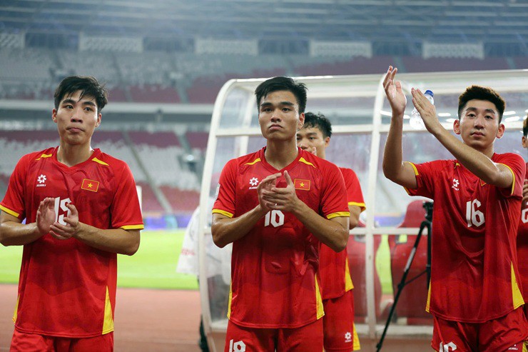 Sau đó, thầy trò HLV Kim Sang Sik nhanh chóng di chuyển vào phòng thay đồ, về khách sạn nghỉ ngơi để chuẩn bị cho trận bán kết trước U23 Philippines vào ngày 25/7.