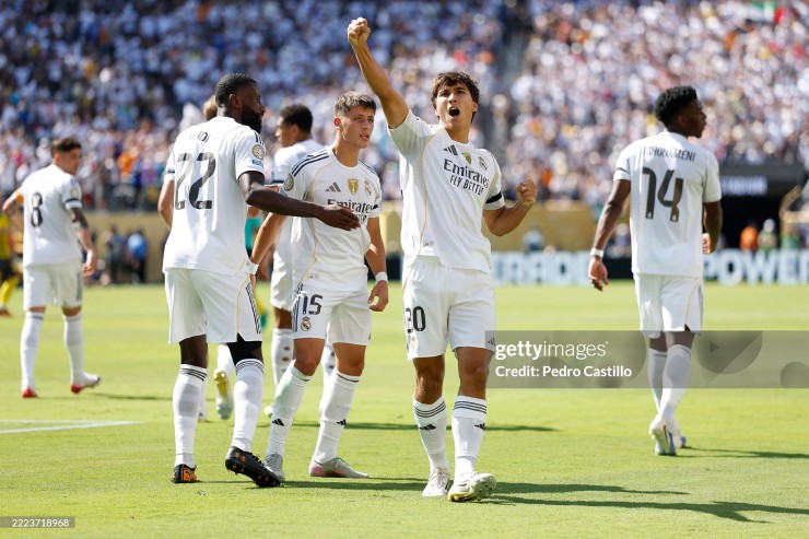 Real thắng "hú vía" Dortmund