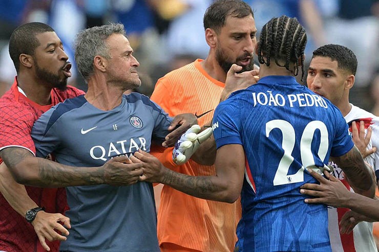 HLV Enrique mất kiểm soát và va chạm với cầu thủ của Chelsea