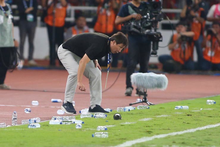 HLV Kim Sang Sik rải chai nước gây khó dễ cho U23 Indonesia