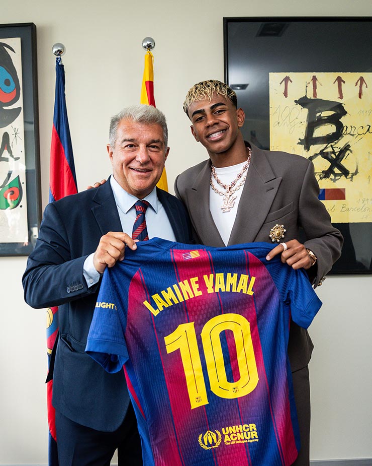 Yamal nhận áo số 10 ở Barcelona