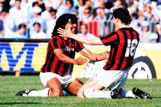 Màn ăn mừng sau bàn nâng tỷ số lên 3-1 của Van Basten trước Napoli tại sân San Paolo