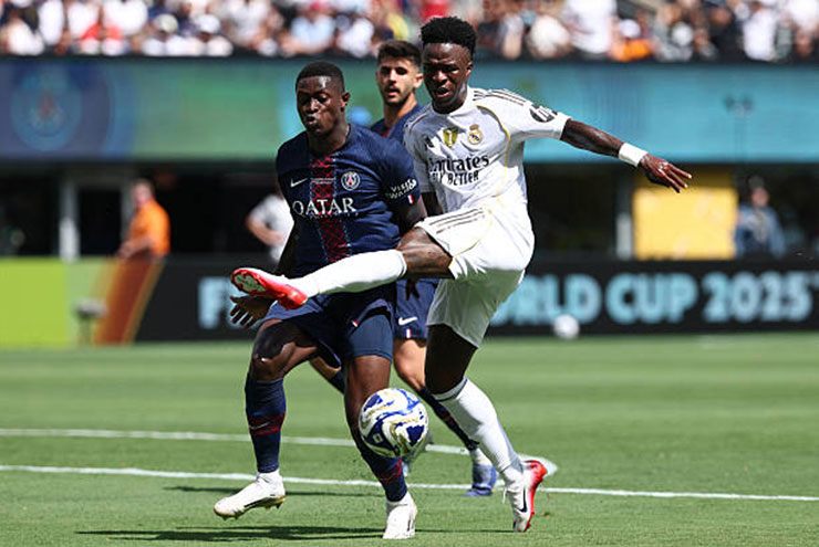 Nuno Mendes bất thình lình lao về đoạt bóng khiến Vinicius sút gió