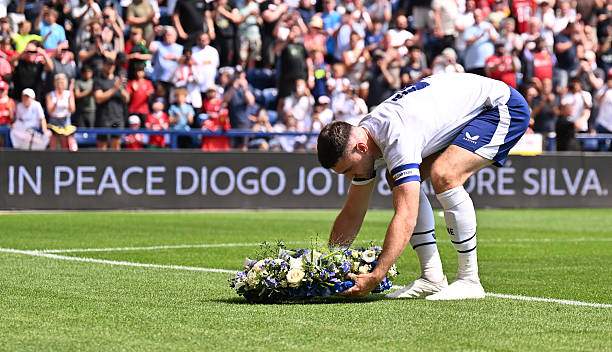 Đội trưởng Preston đặt vòng hoa tưởng nhớ Diogo Jota