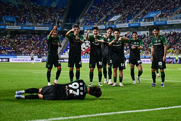 Tuyển ngôi sao K-League ăn mừng bàn thắng của Kim Jin-kyu