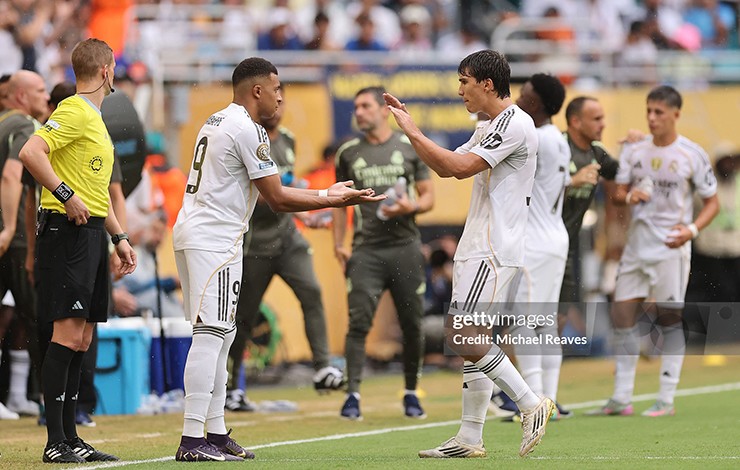 Chiếc áo số 9 của Mbappe sẽ được Gonzalo "tiếp quản"
