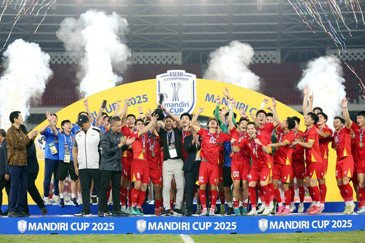 Trực tiếp U23 Việt Nam về nước: Thầy trò HLV Kim Sang Sik chia sẻ về chặng đường vô địch - 58