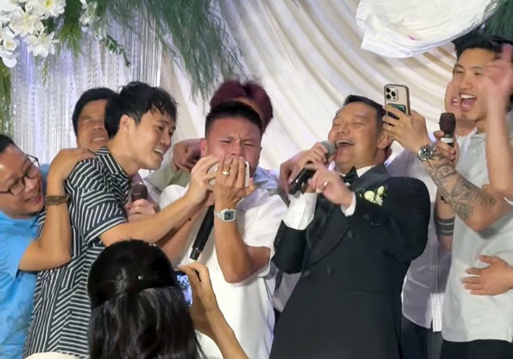 Đông đảo học trò đến chia vui cùng HLV Vũ Hồng Việt.