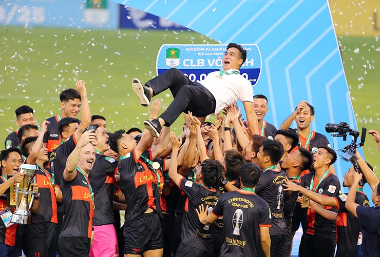 HLV Việt Thắng góp công lớn đưa Phù Đổng Ninh Bình thăng hạng V-League với thành tích 20 trận bất bại.